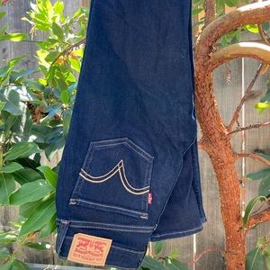 Levi’s 535 Super Skinny Jeans in Dark Wash